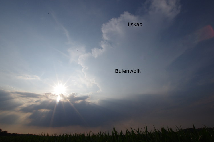 IJskap en buienwolk